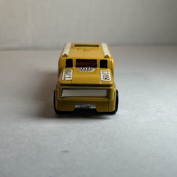 Hot Wheels Redline 1970 S’Cool Bus Yellow Near Mint w/ Button Heavyweights - Picture 6 of 16